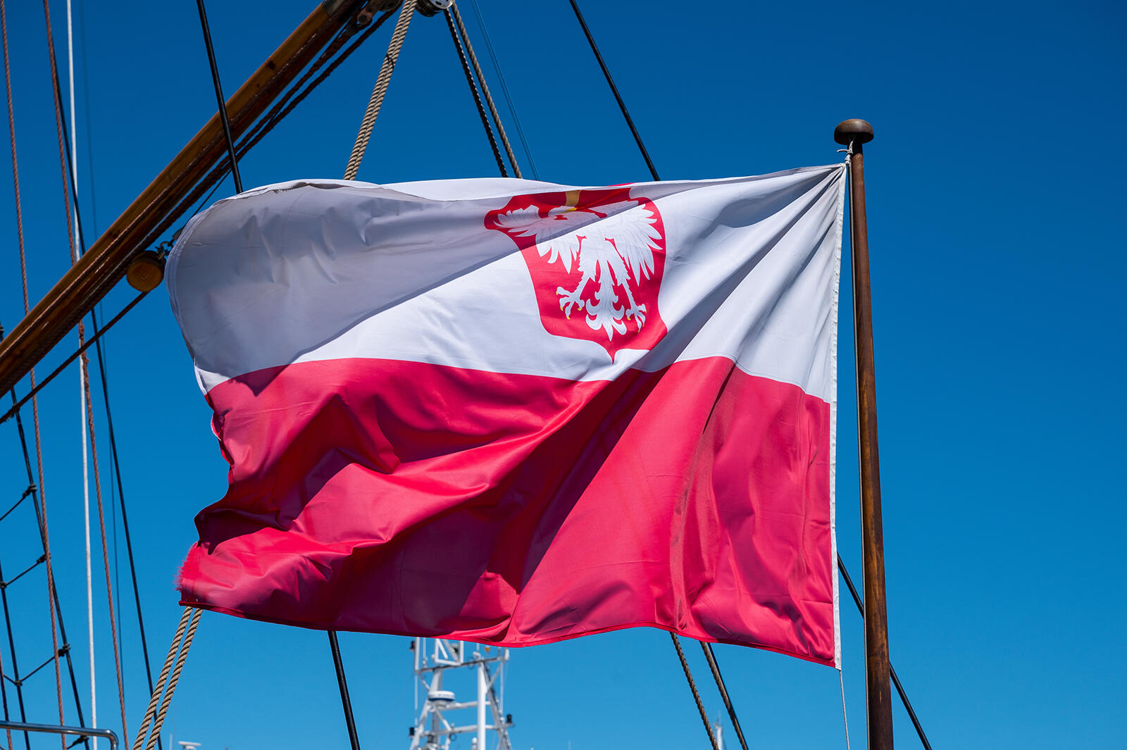 Flaga Polski powiewająca na maszcie
