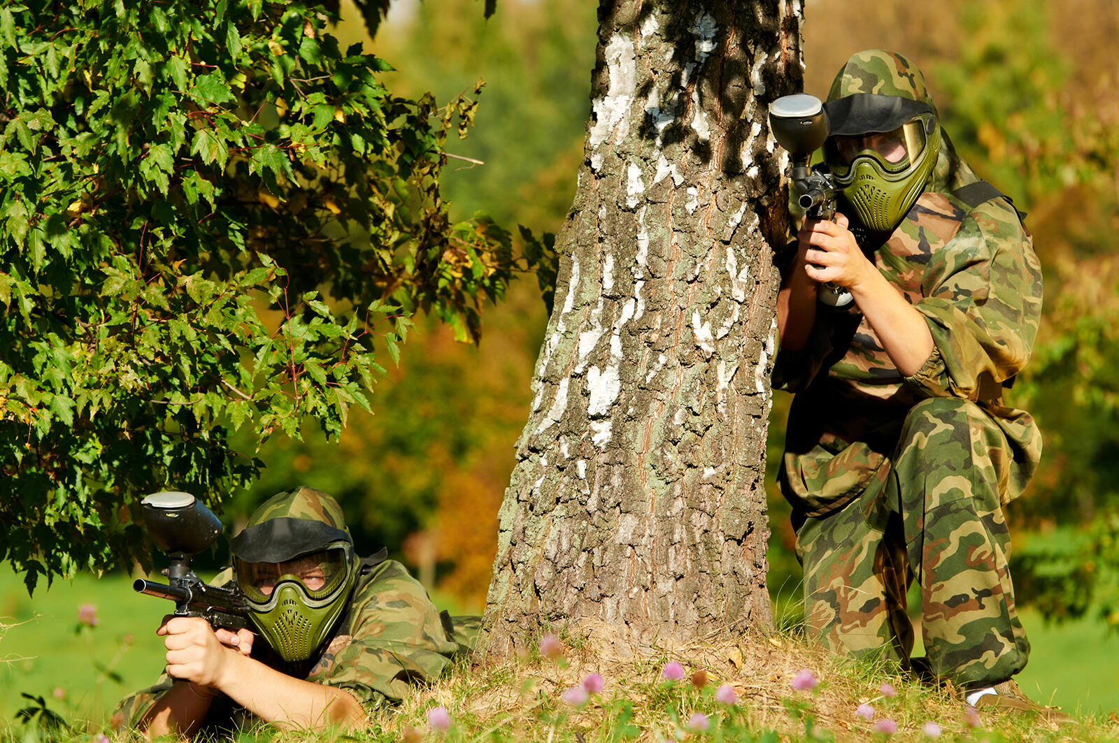 Ludzie grający w paintball