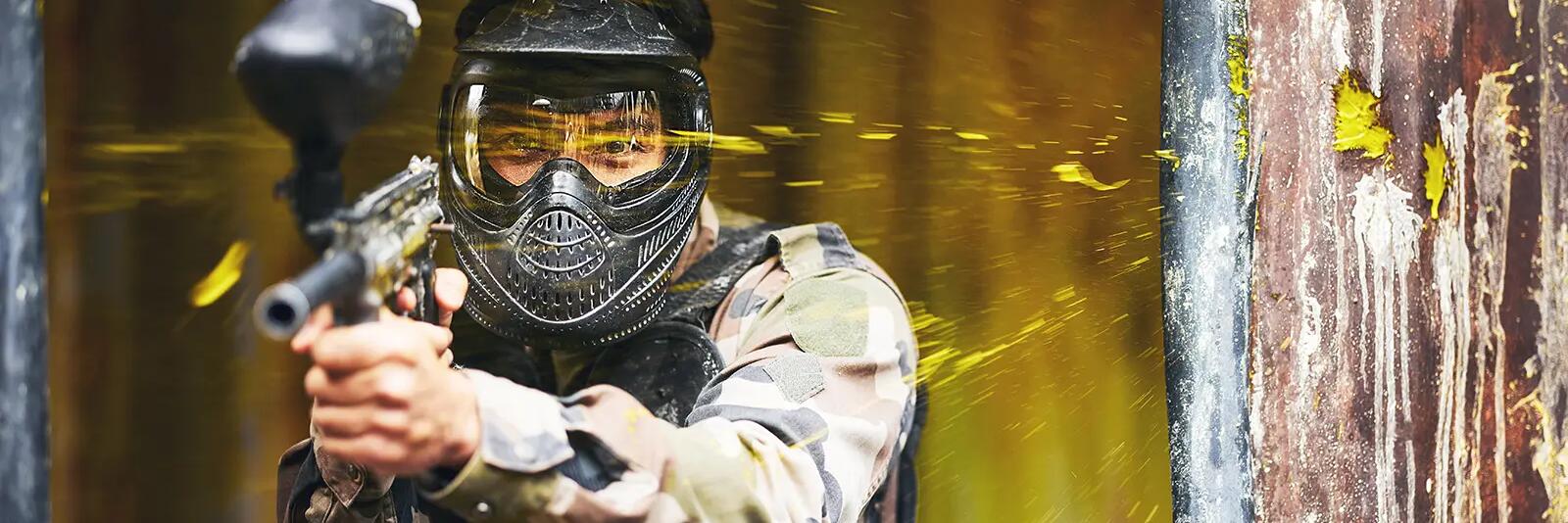 Mężczyzna grający w paintball