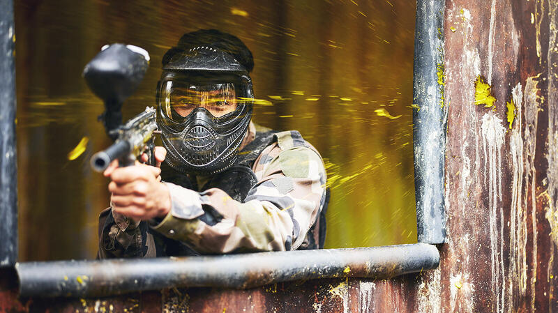 Mężczyzna grający w paintball