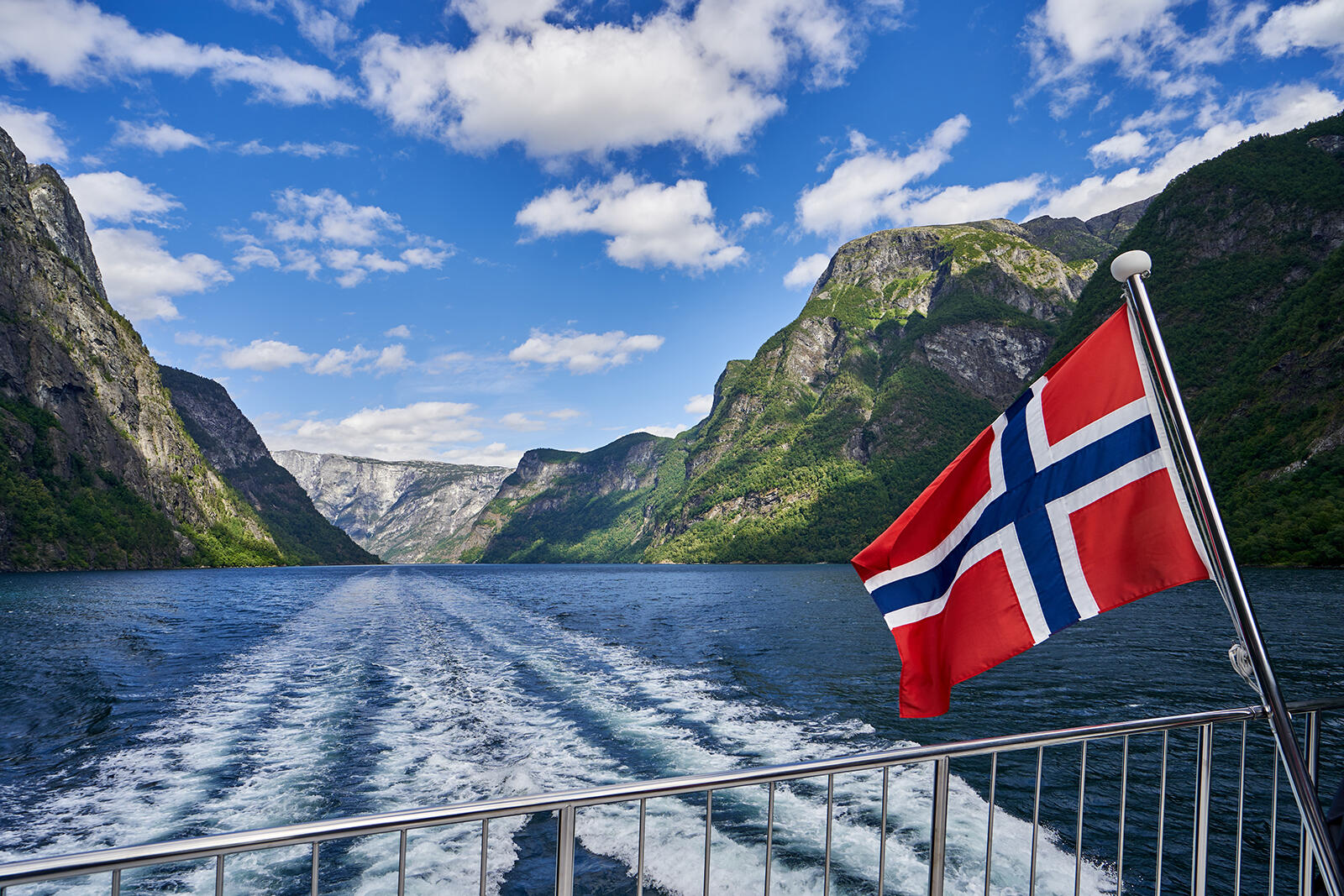Flaga Norwegii powiewająca na jachcie