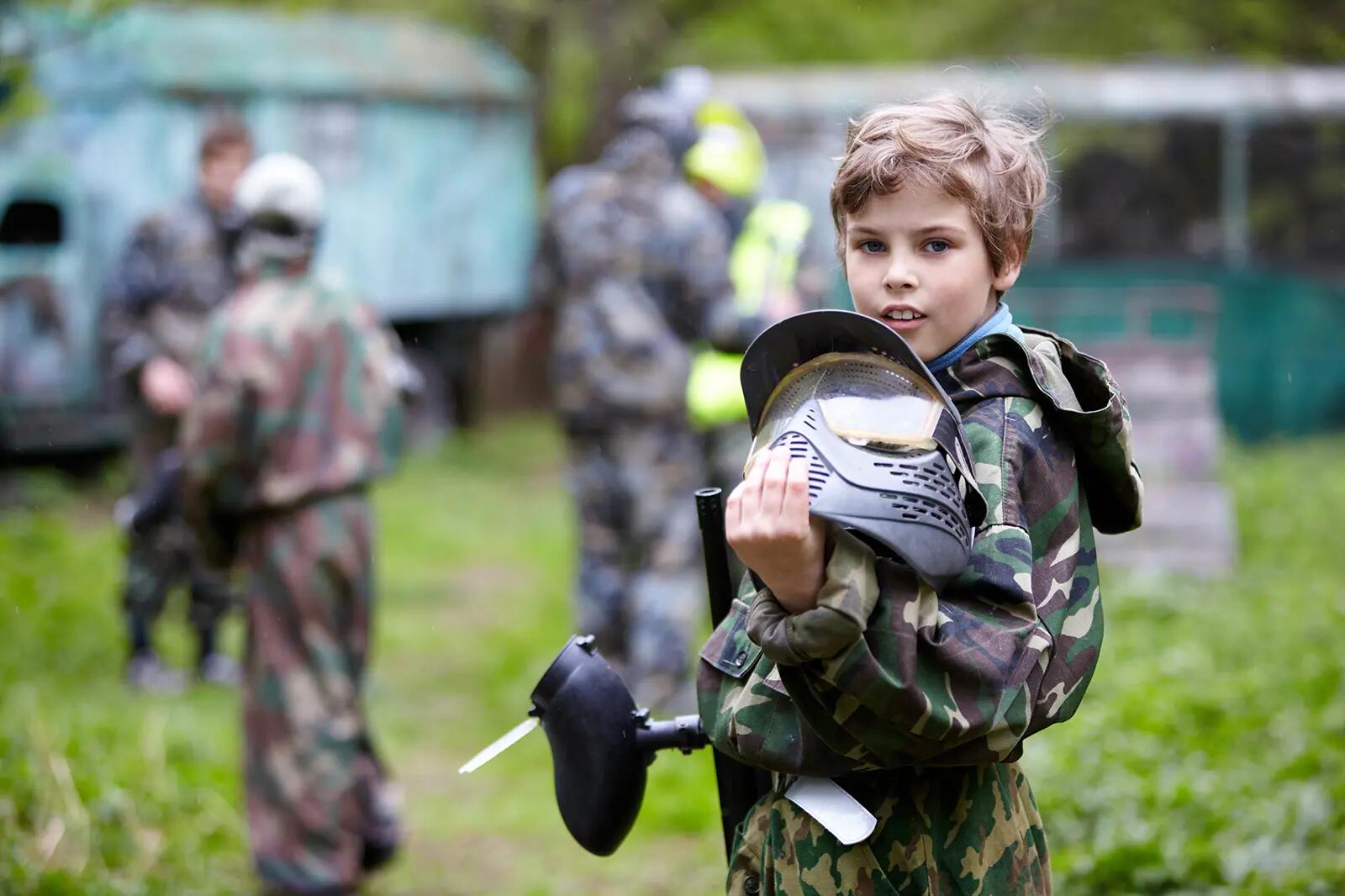 Chłopiec ubrany w strój na paintball