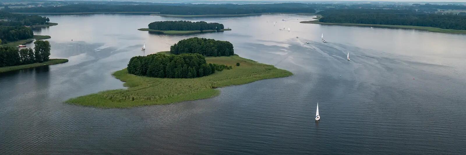 Żaglówki pływające na szlaku Wielkich Jezior Mazurskich