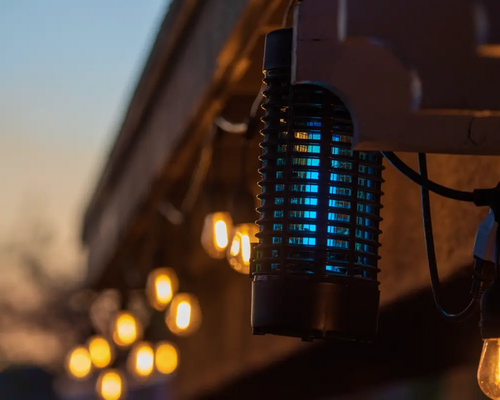 Lampa odstraszająca komary w nocy