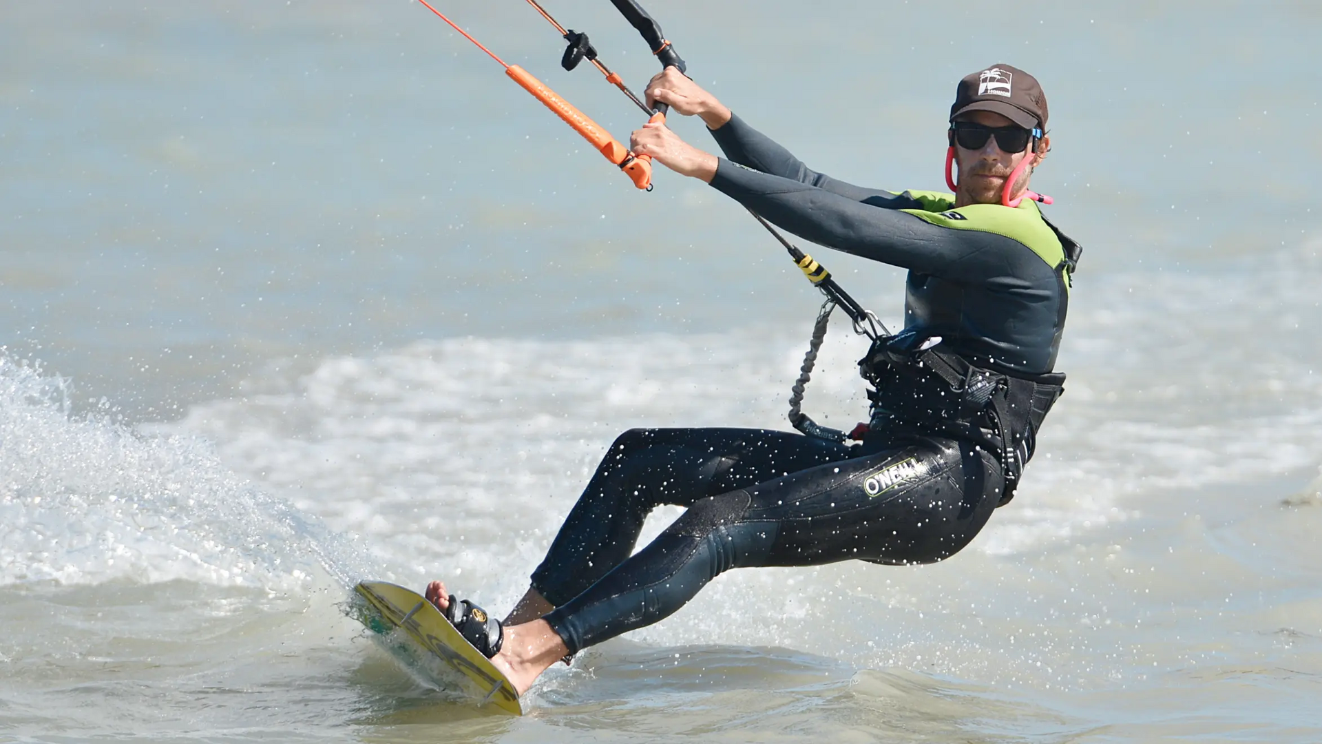 Mężczyzna trenujący kitesurfing