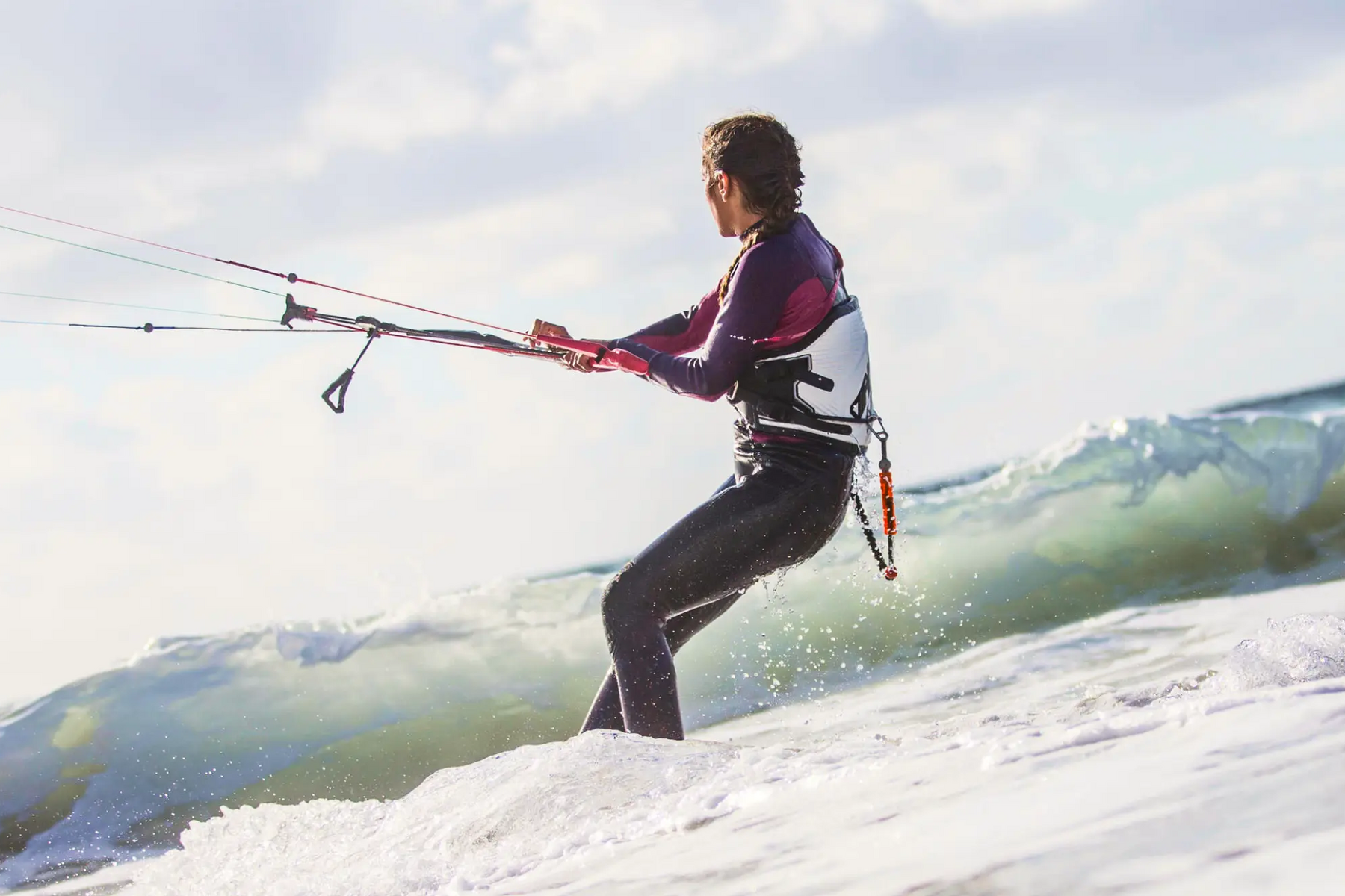 Mężczyzna trenujący kitesurfing