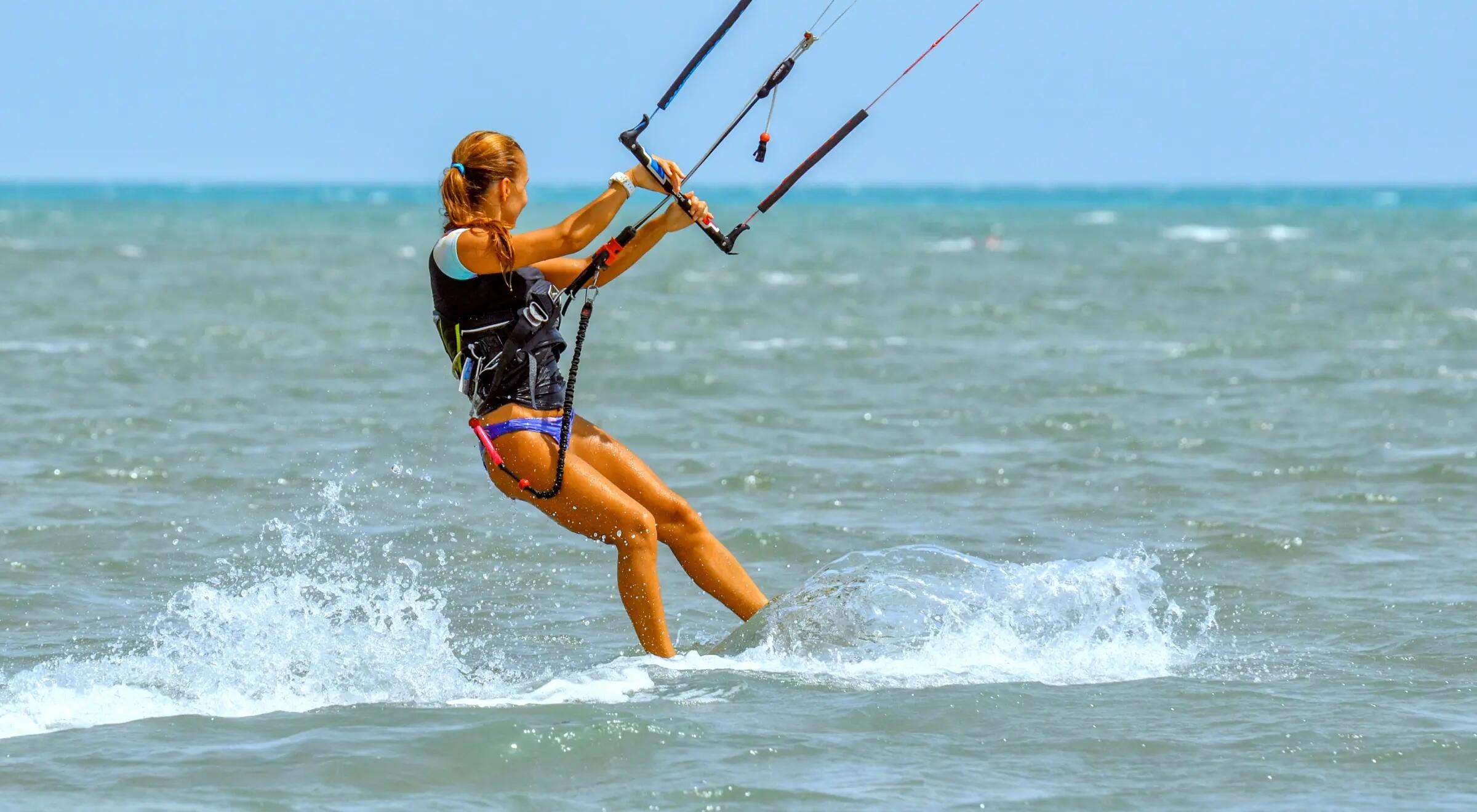 Kobieta trenująca kitesurfing
