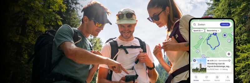 Drie mensen die op de Decathlon Outdoor App kijken