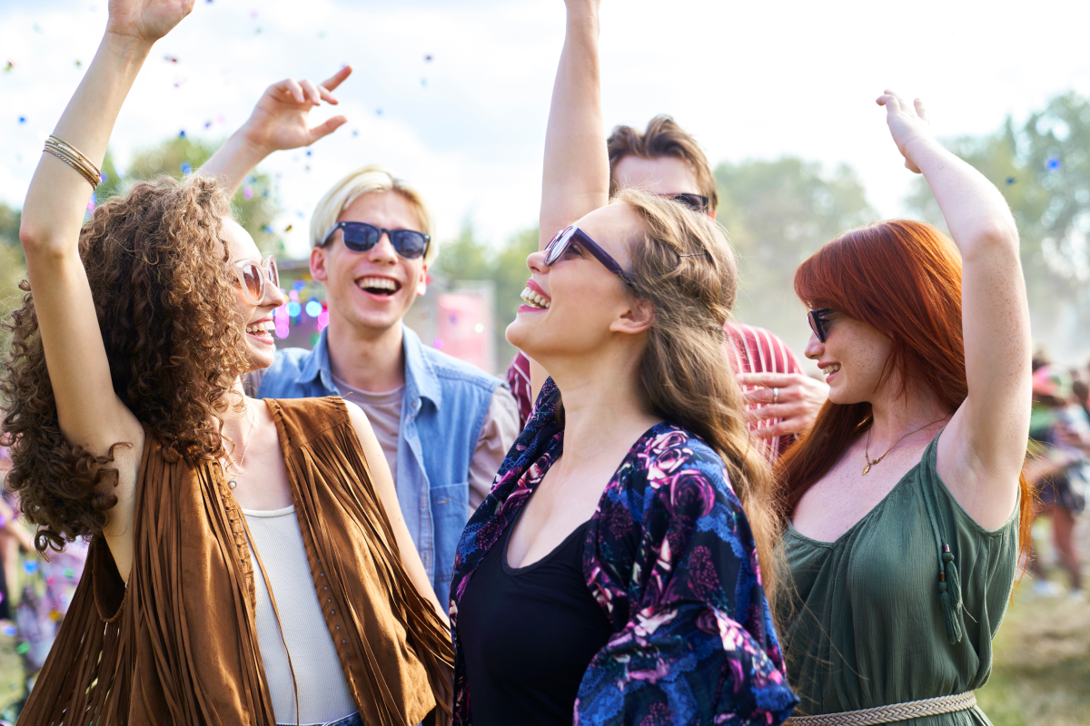 Ludzie bawiący się na festiwalu