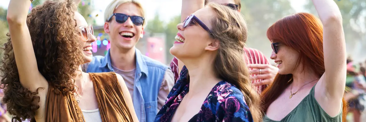 Ludzie bawiący się na festiwalu