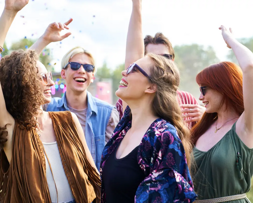 Ludzie bawiący się na festiwalu