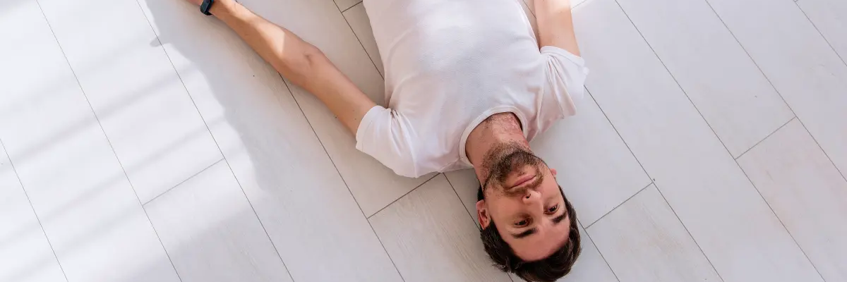Mężczyzna leżący na podłodze
