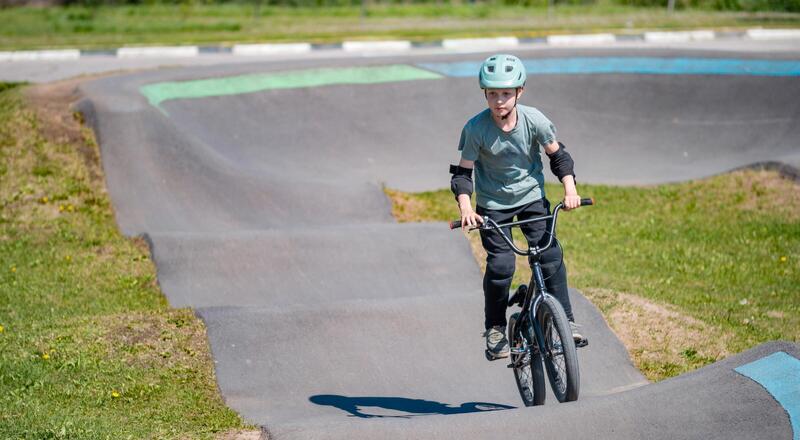 Co oferuje największy pumptrack w Polsce w Parzęczewie?