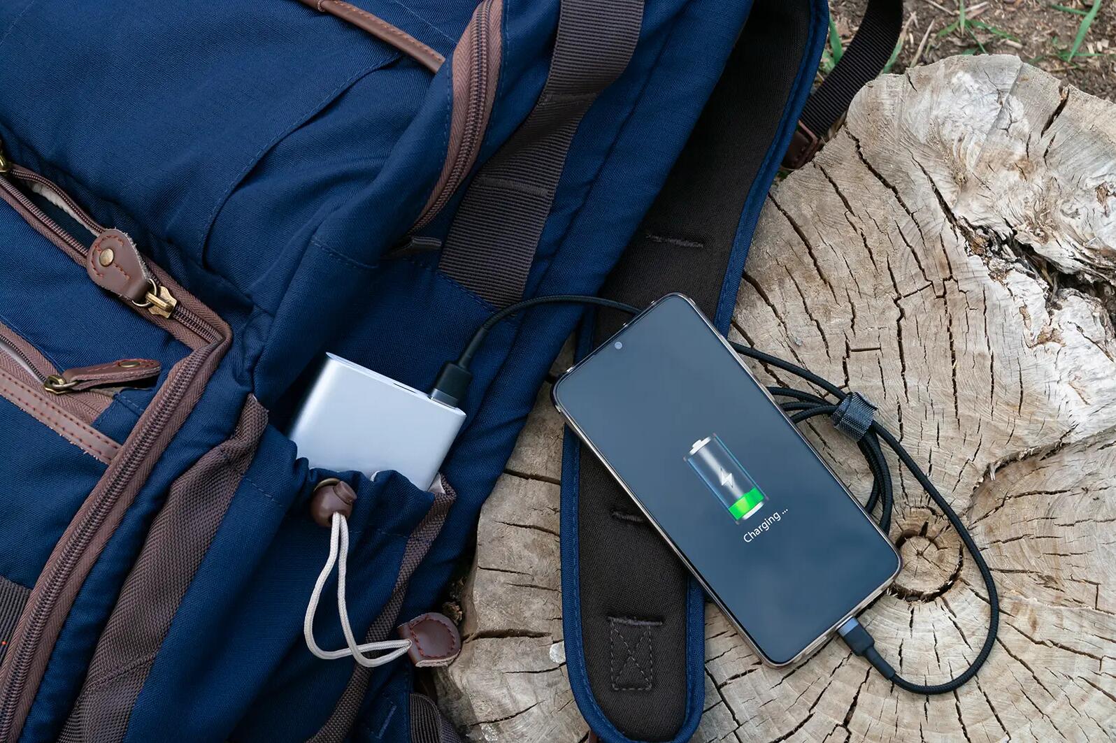 Telefon ładujący się przez usb leżący w plecaku
