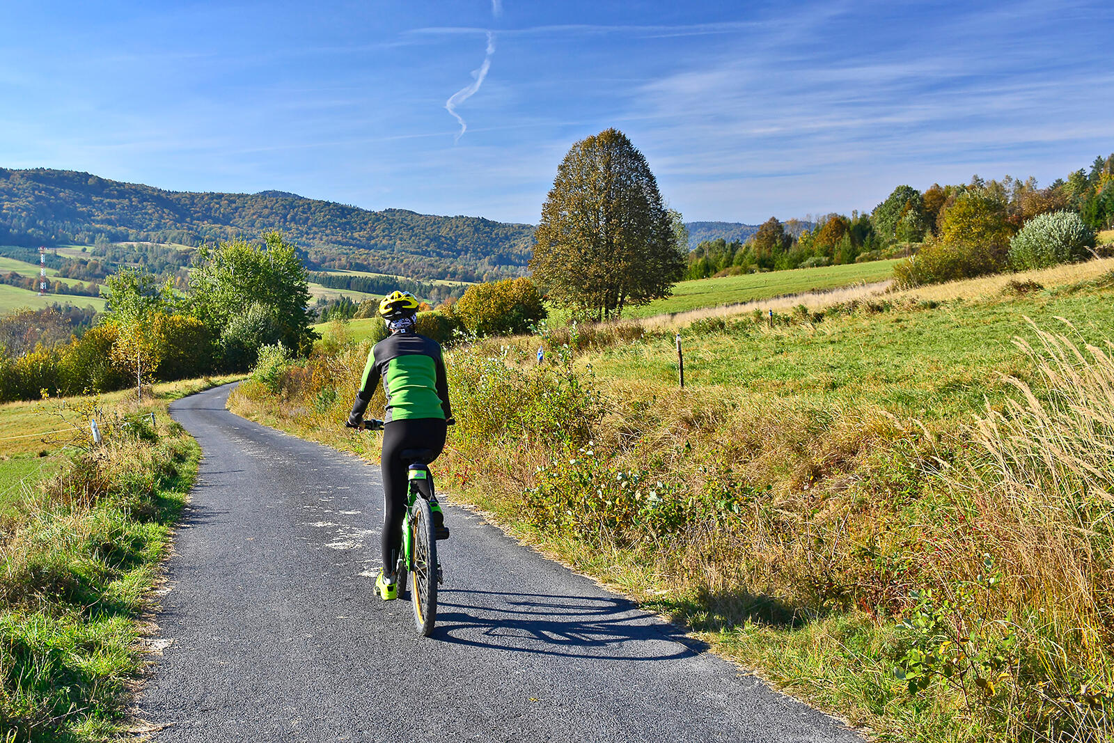 Osoba w kasku zwiedzająca Beskid Niski na rowerze