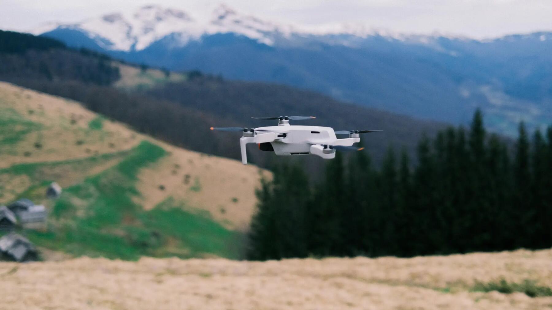 Latający dron w górach