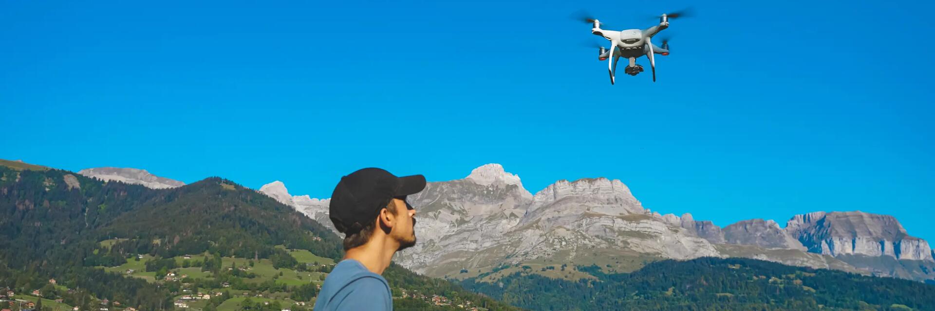 Mężczyzna latający dronem w górach