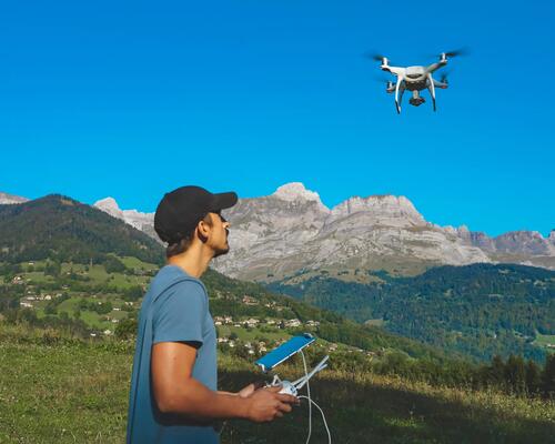 Mężczyzna latający dronem w górach