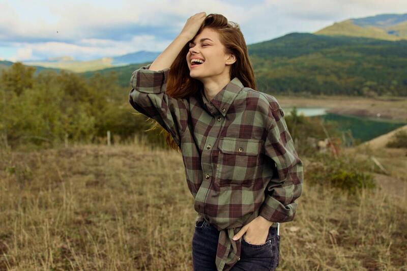 Jak nosić koszulę flanelową w trekkingu i turystyce outdoorowej?