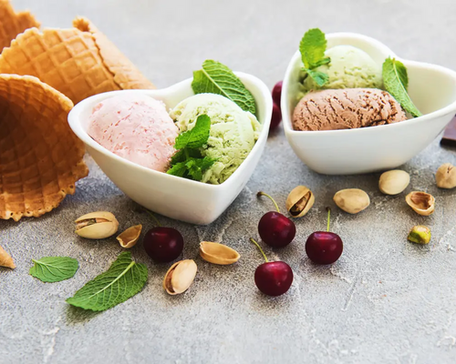 Lody w salaterkach przyozdobione mietą