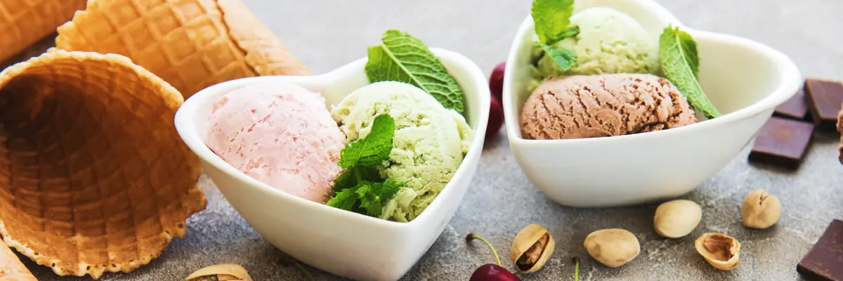 Lody w salaterkach przyozdobione mietą