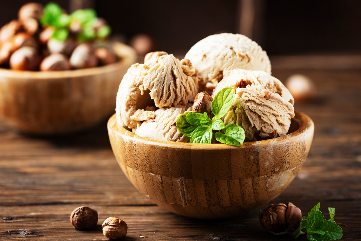 Lody w miseczce ozdobione listkami mięty