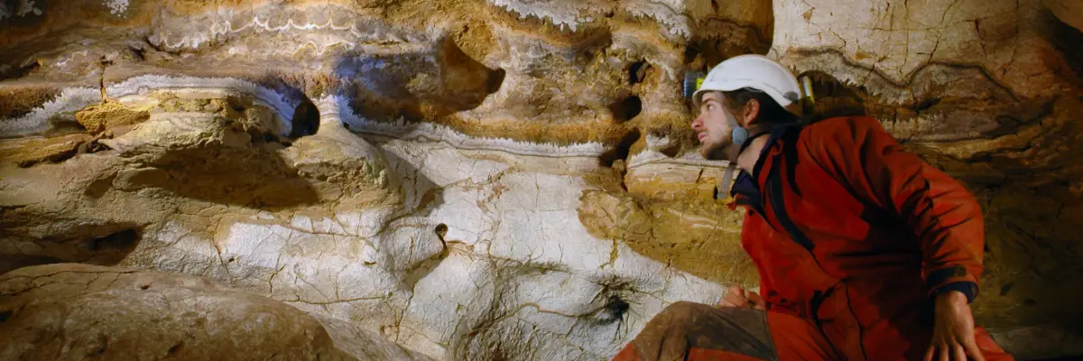 Speleolog eksplorujący jaskinię