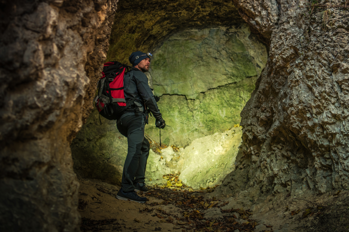 Speleolog eksplorujący jaskinię