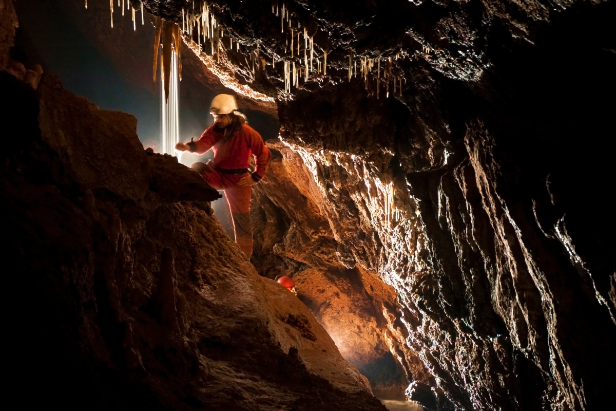 Speleolog eksplorujący jaskinię