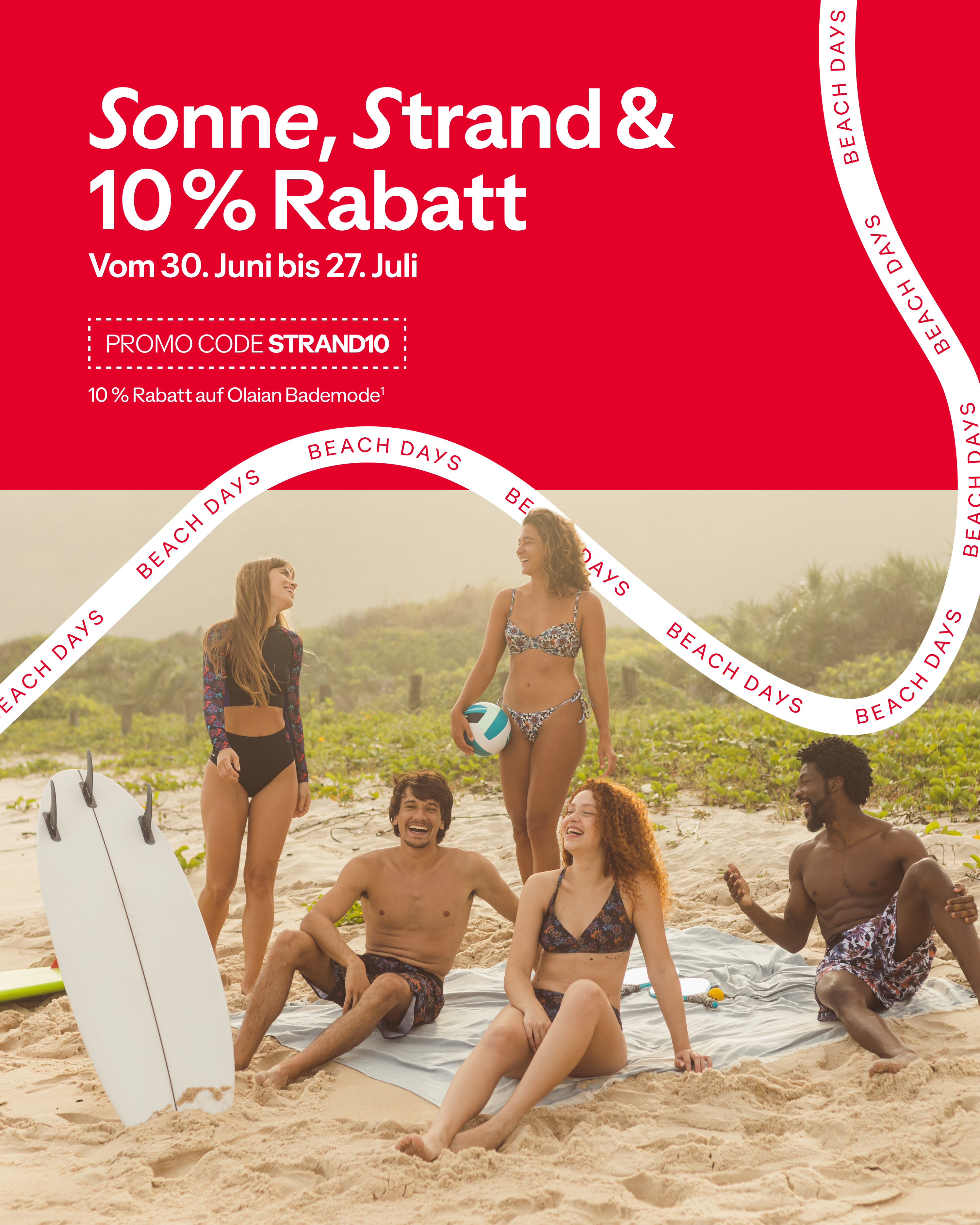 Junge Menschen sitzen am Strand