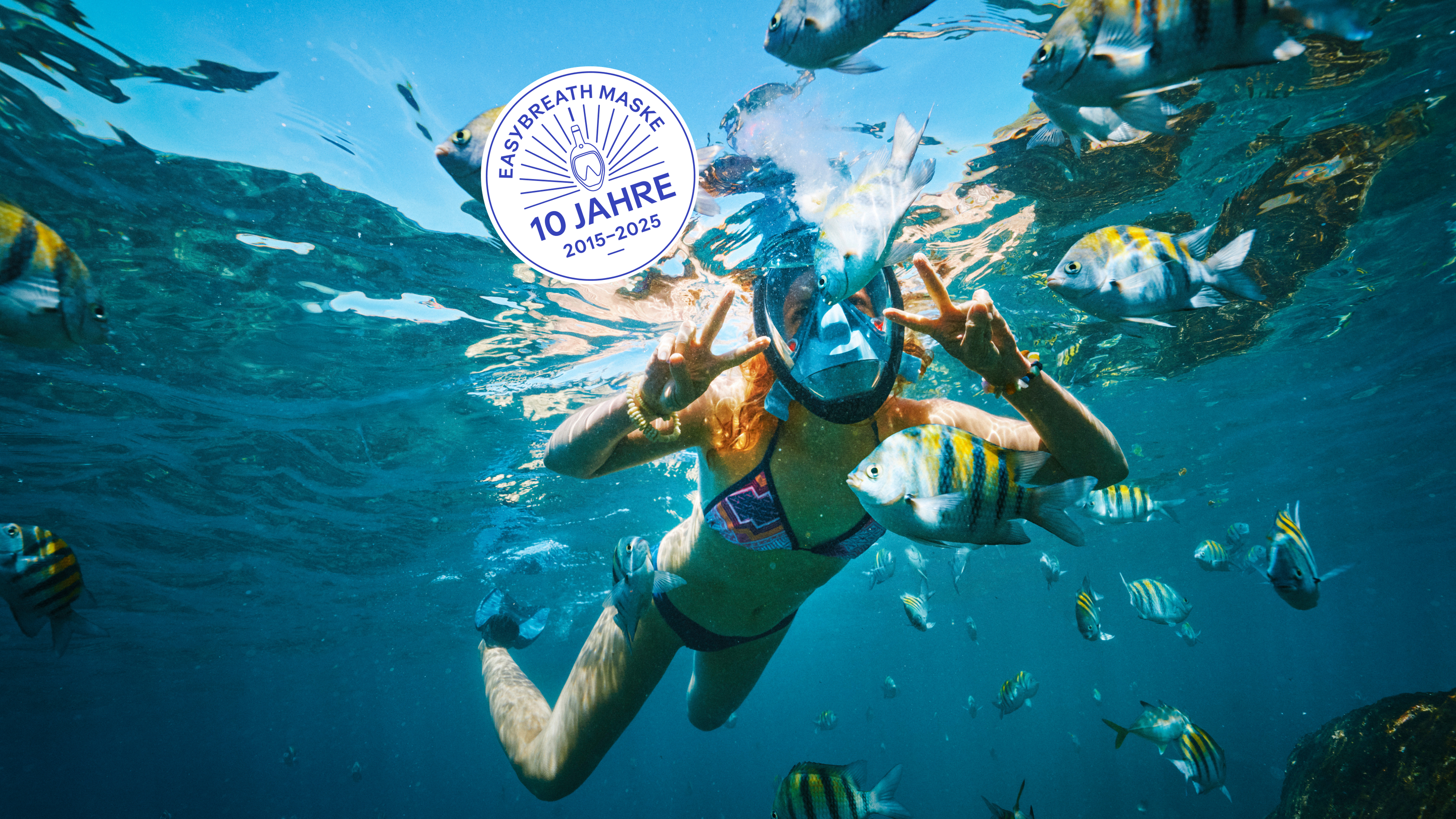 Frau schnorchelt im Meer mit Easybreathmaske