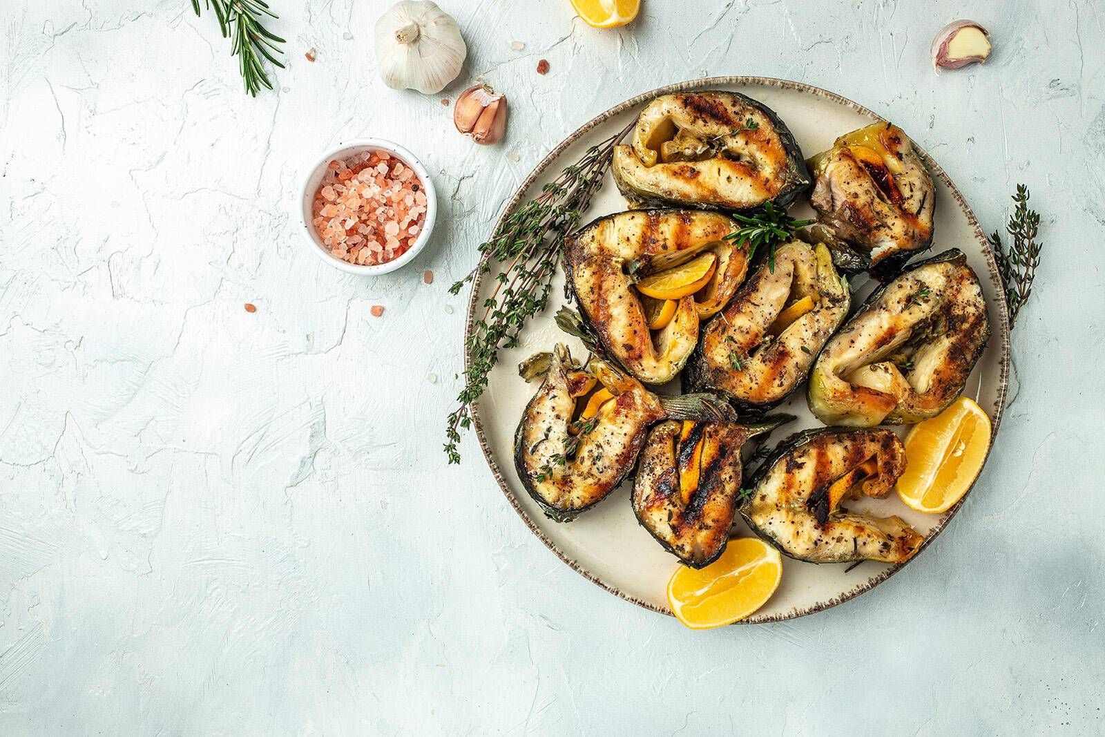 Grillowane dzwonki ryby na talerzu