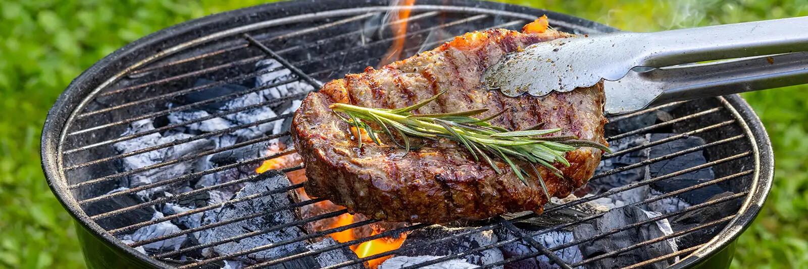 Mięso pieczone na grillu węglowym