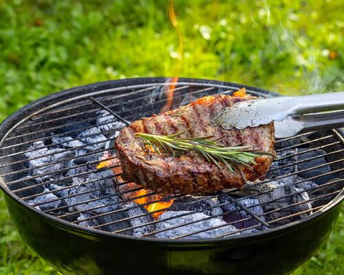 Mięso pieczone na grillu węglowym