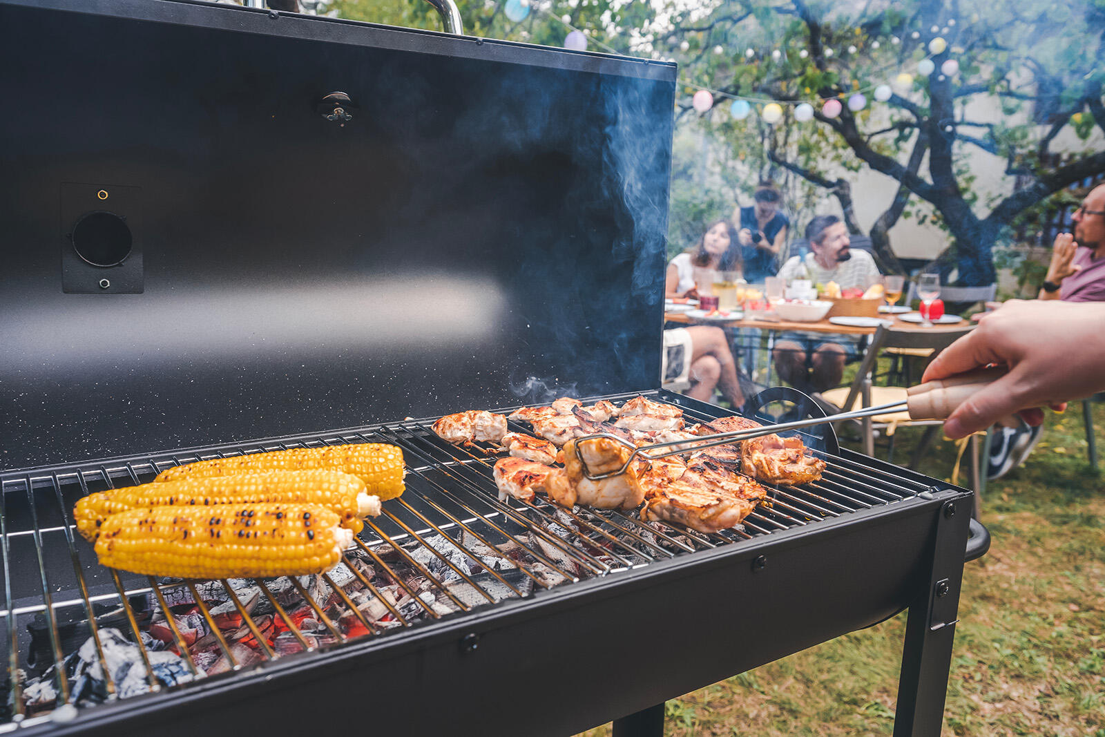 Jedzenie pieczone na grillu węglowym