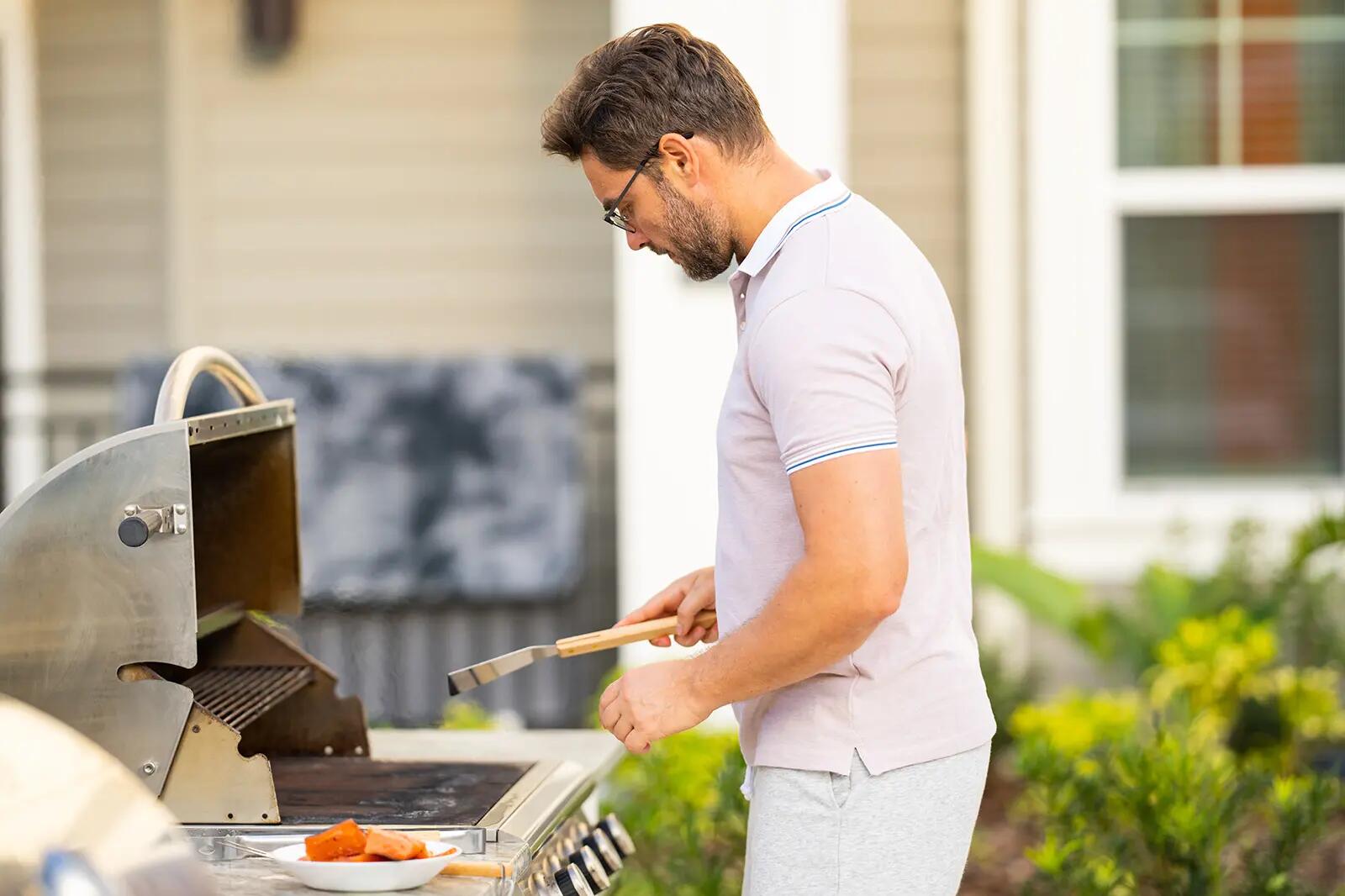 Mężczyzna stojacy przy grillu
