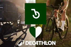 Zwei Radfahrer; Links: Frau mit Lastenrad, warmes Licht. Rechts: Mann auf Rennrad, sportliche Haltung. Grünes Dekathlon-Logo zentral.