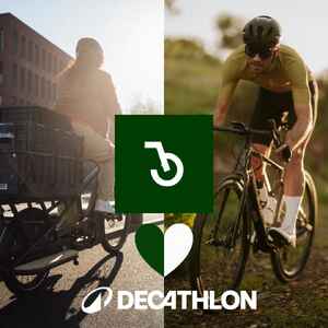 Zwei Radfahrer; Links: Frau mit Lastenrad, warmes Licht. Rechts: Mann auf Rennrad, sportliche Haltung. Grünes Dekathlon-Logo zentral.