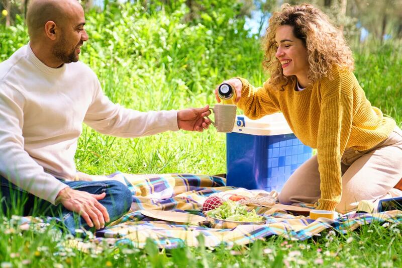 Jak się ubrać na piknik firmowy lub rodzinny? Stylizacje