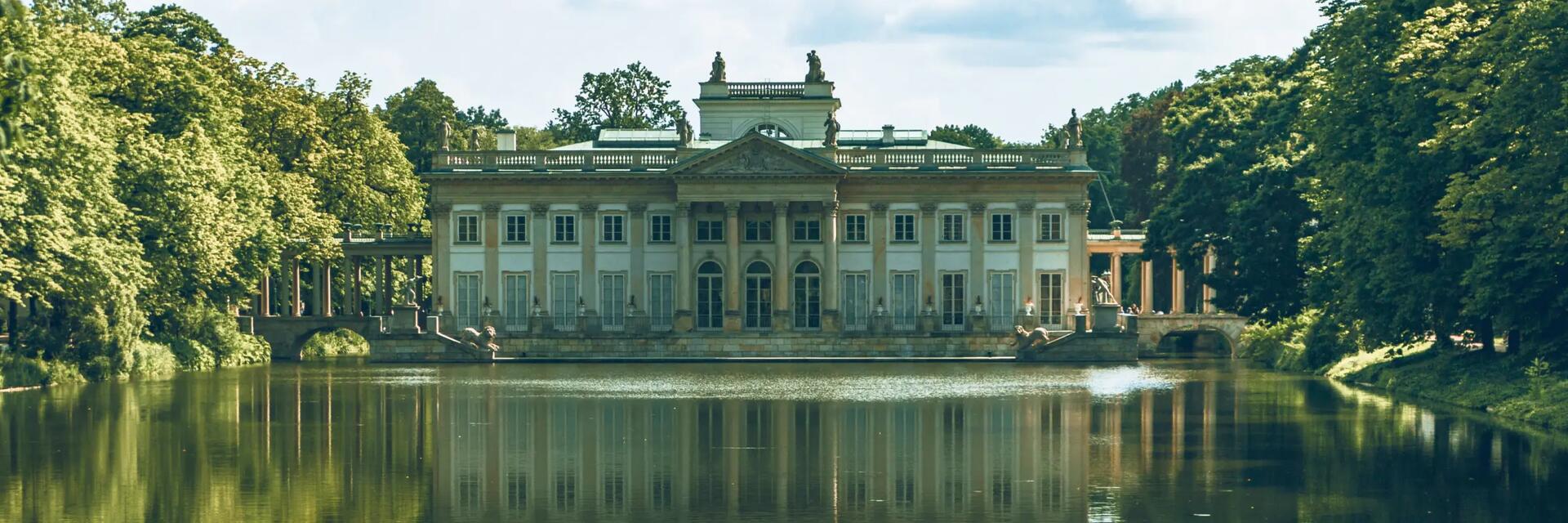 Łazienki Królewskie miejsce na piknik w Warszawie