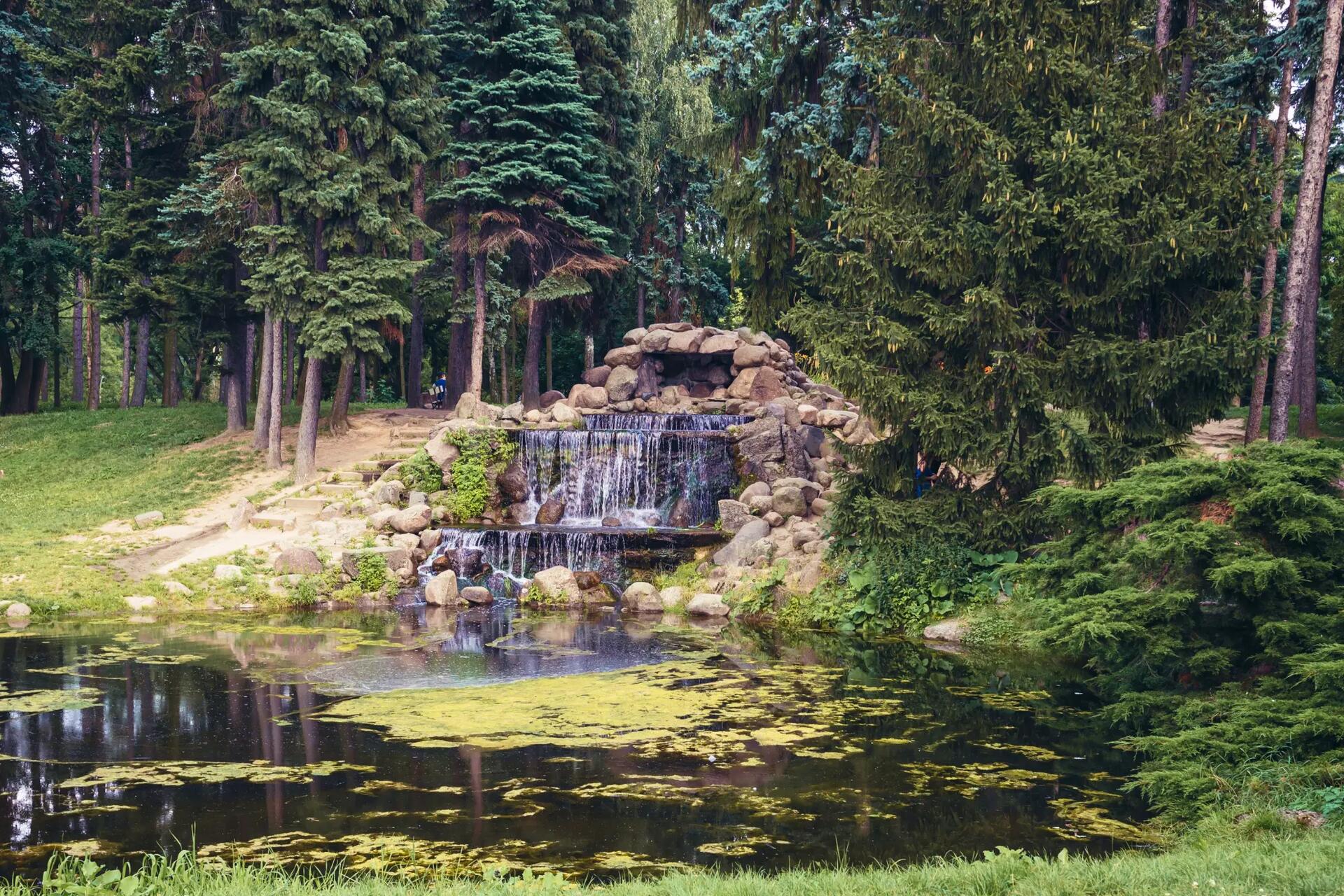 Wodospad w parku