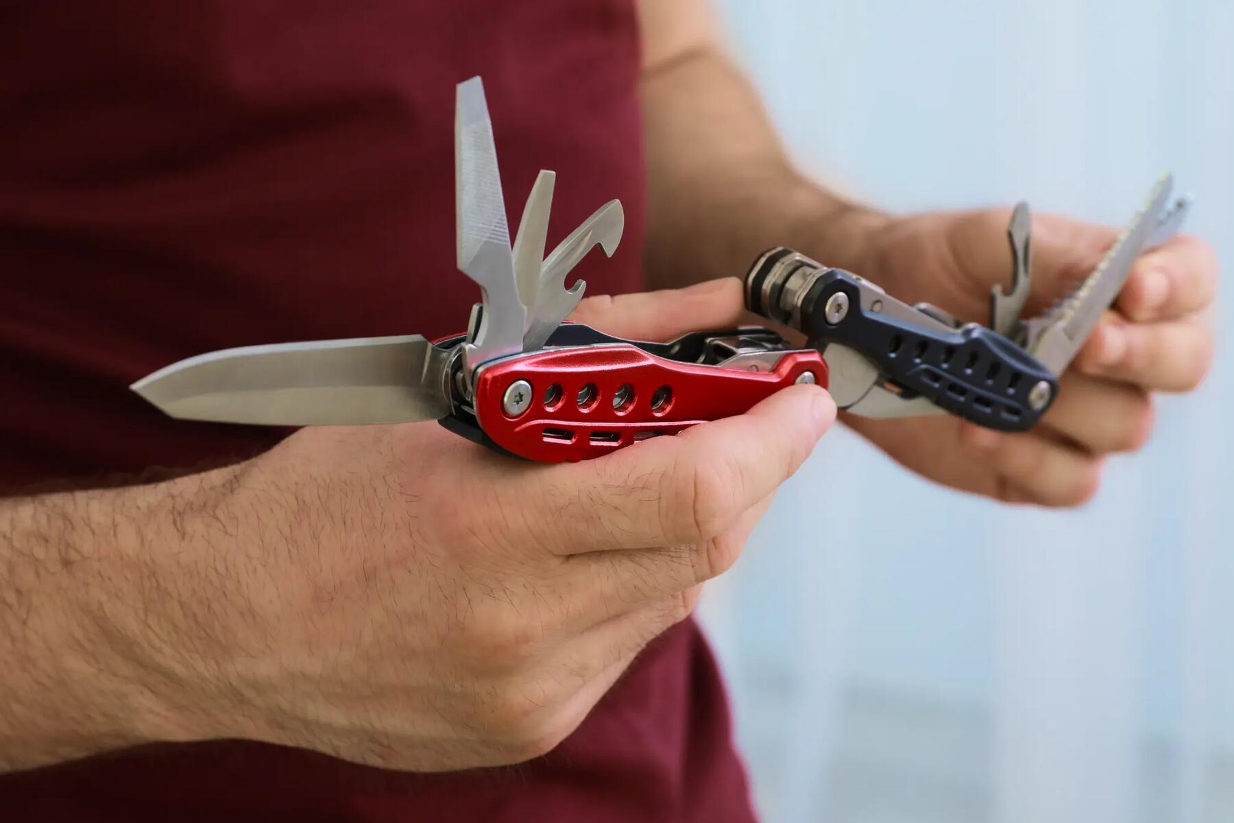 Mężczyzna trzymający w rękach multitool