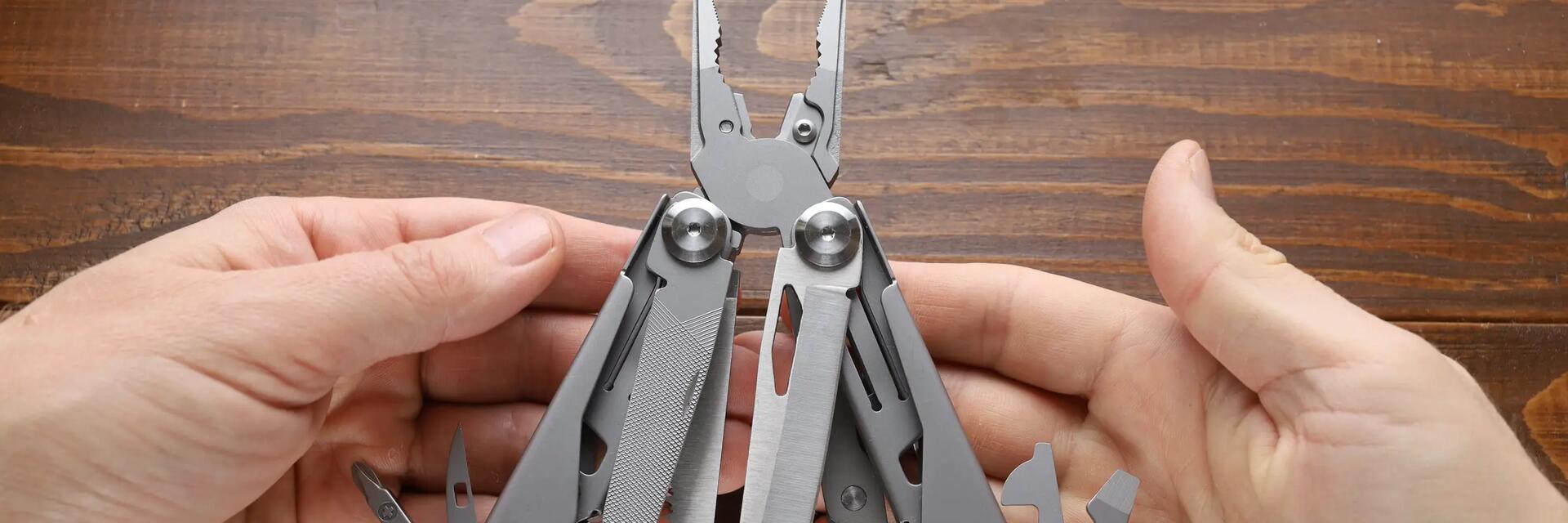 Mężczyzna trzymający w rękach multitool