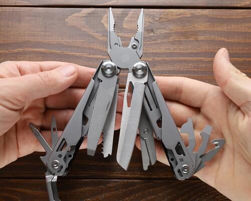 Mężczyzna trzymający w rękach multitool