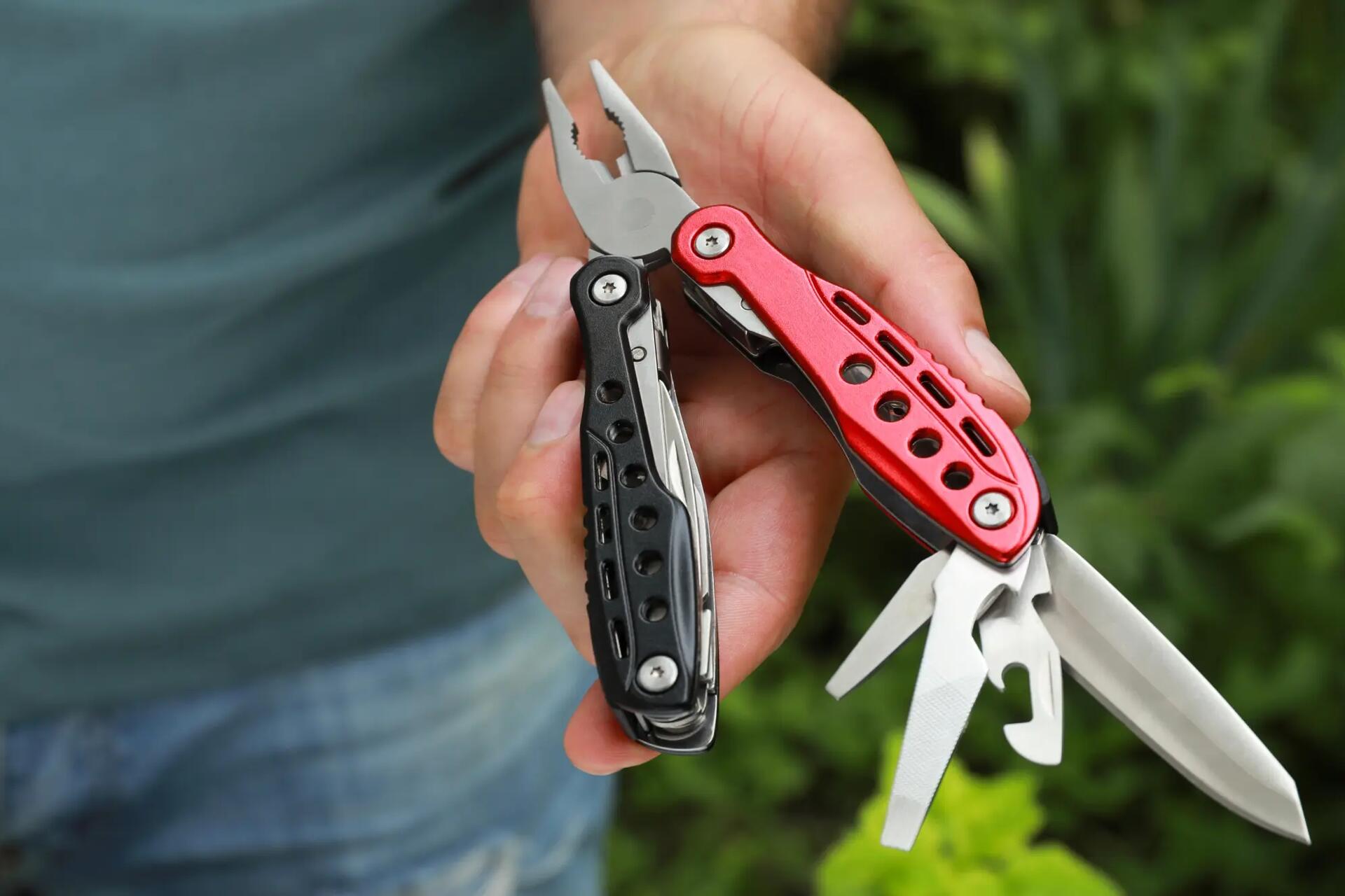 Mężczyzna trzymający w ręku multitool