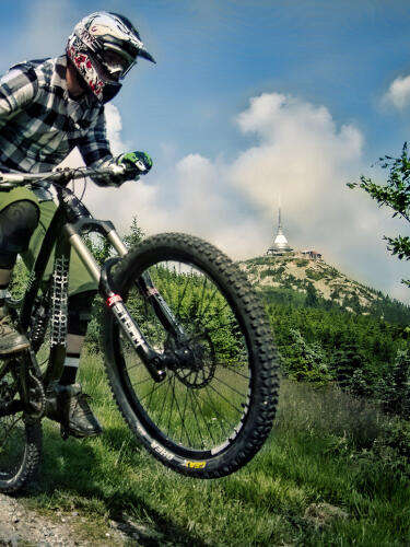 Cyklista v horskom stredisku Ještěd