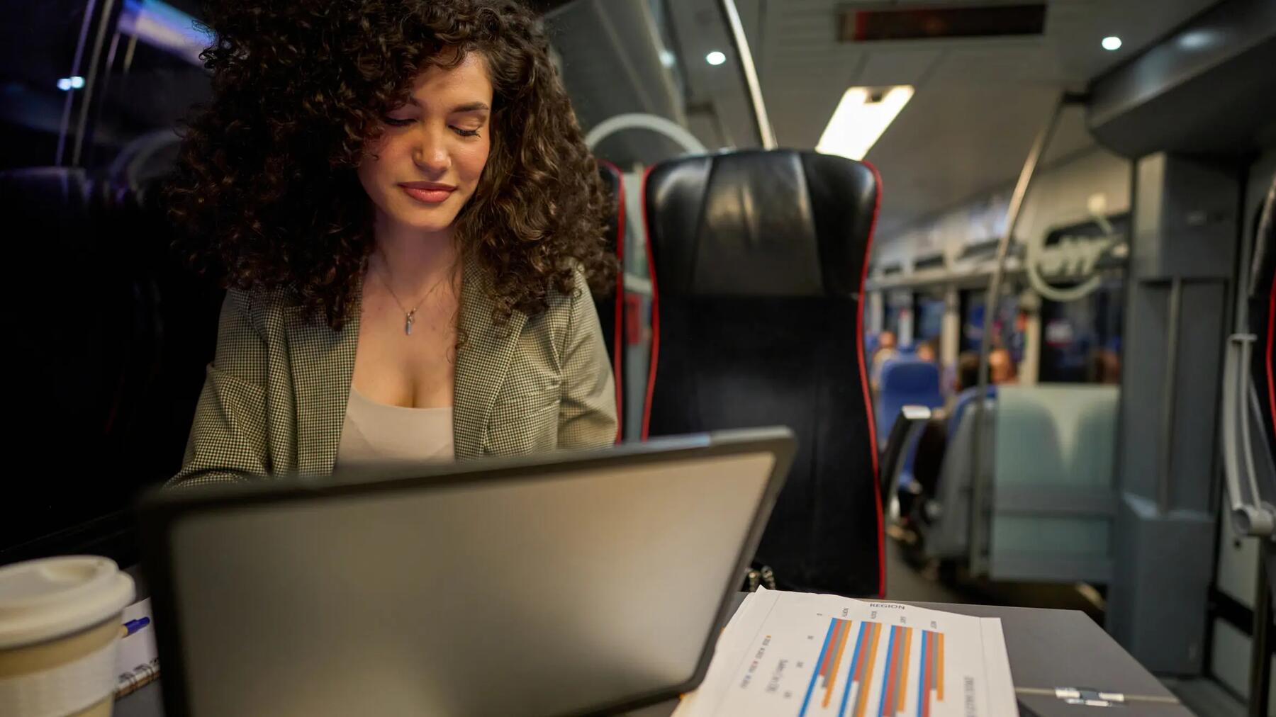 Kobieta pracująca na laptopie w pociągu