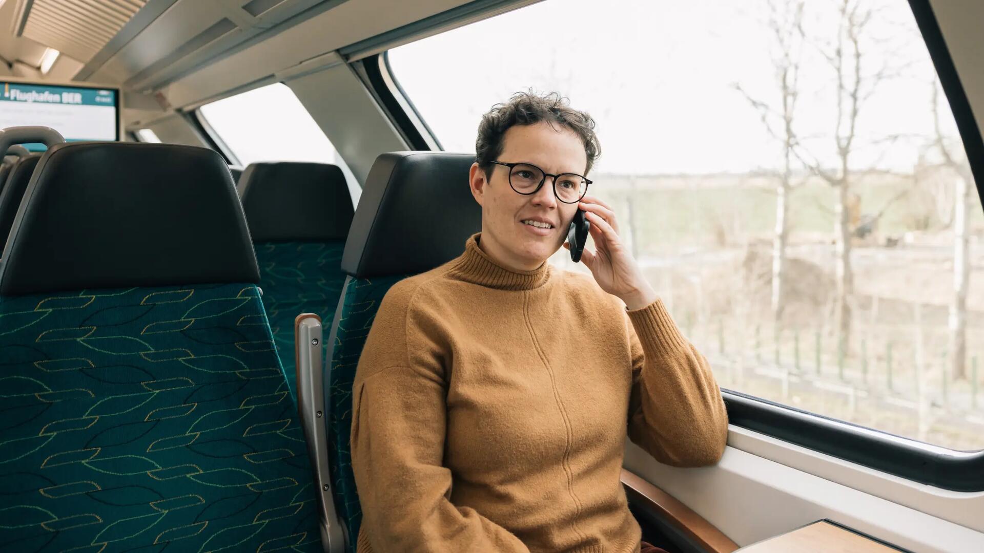 Mężczyzna w pociągu rozmawiający przez telefon