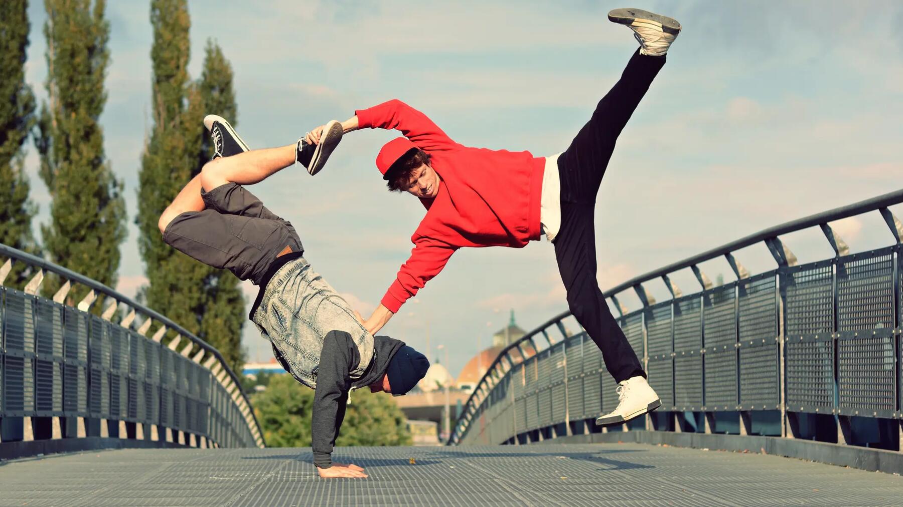Chłopaki tańczący breakdance