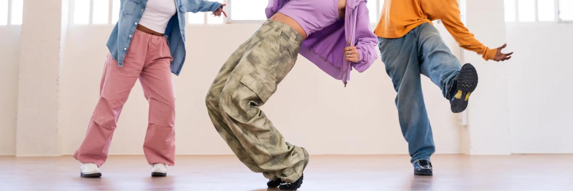 Młodzież trenująca shuffle dance na sali